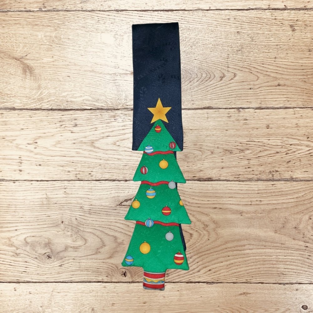 B18 - Jolly Holly Christmas Tree Necktie